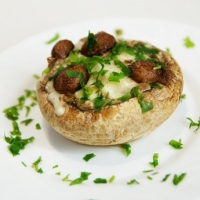 Шляпки шампиньонов, запеченные с сырным муссом (блюдо на стол)