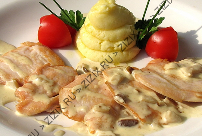 Грудка индейки под грибным соусом (порция)